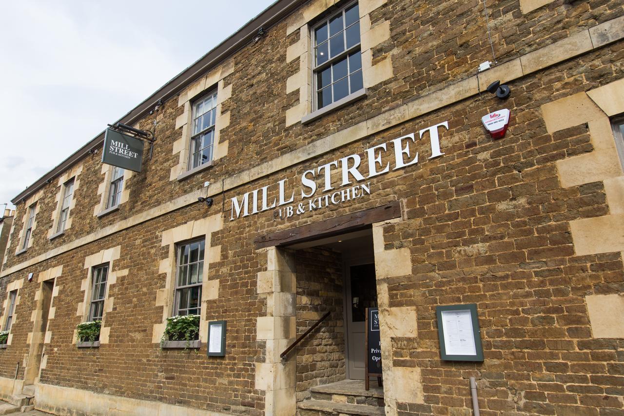 Mill Street Pub & Kitchen Bed & Breakfast Окем Екстериор снимка
